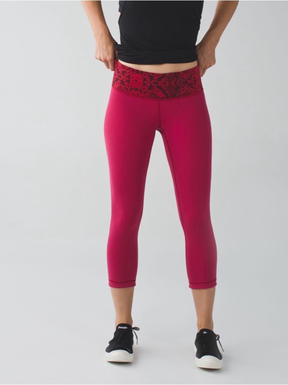 Lululemon Wunder Under Reversible Cropped Legging in Cranberry/Alarming 8 GUC